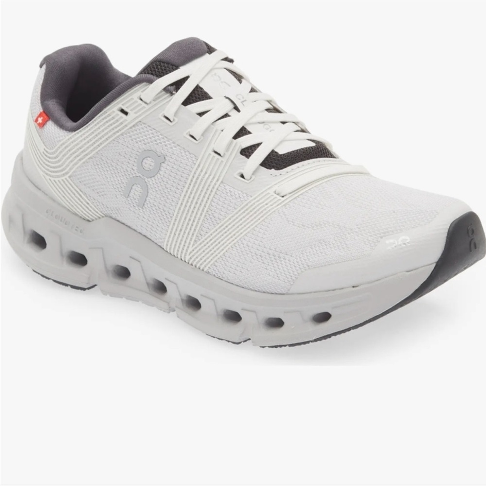 On cloud go running shoes good condition size 9.5